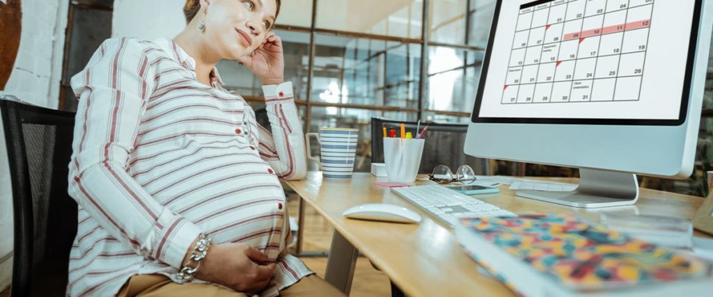 Comment s’asseoir au bureau pendant la grossesse
